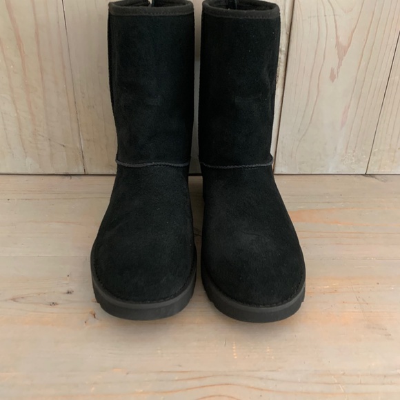 UGG CLASSIC SHORT LOGO ZIP BLACK BOOTS NEW - Picture 3 of 9